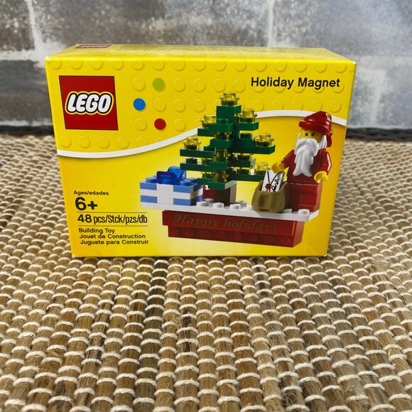 LEGO NEW 2011 retired Holiday Magnet Mini-figure Santa Building Toy # 853353 - Picture 1 of 5
